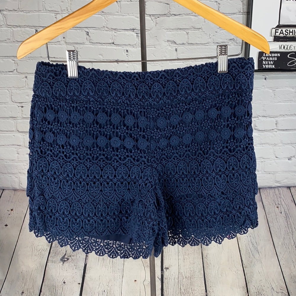 Ann Taylor LOFT Navy Lace Riviera Short Size: 6